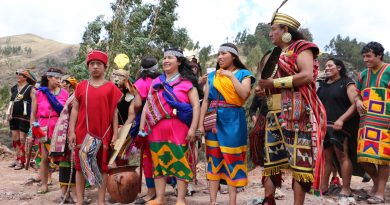 MÁS DE 1,000 ESPECTADORES ASISTIERERON AL ESTRENO DE LA OBRA DE TEATRO COMUNITARIO “CH’AÑAN QURI KUKA” EN LA COMUNIDAD CAMPESINA DE CHOCCO