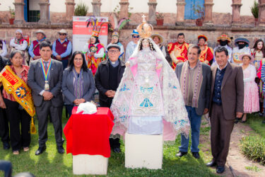 CULTURA CUSCO ENTREGA IMAGEN RESTAURADA DE LA VIRGEN PURIFICADA PATRONA DEL DISTRITO DE SAYLLA