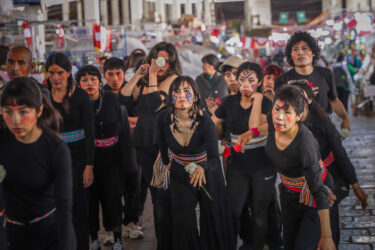 Dirección de Cultura presentó la performance ritual «Latido Común Ofrenda» en el mercado de San Pedro