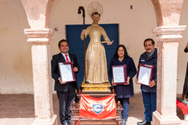 CULTURA CUSCO ENTREGÓ DOS IMÁGENES ESCULTÓRICAS RESTAURADAS DE “SAN BERNARDO ABAD DE CLARAVAL” AL COLEGIO NACIONAL DE CIENCIAS