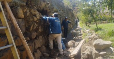 RESTAURAN SEGMENTO DE MURO INKA AFECTADO POR INTENSAS LLUVIAS EN OLLANTAYTAMBO